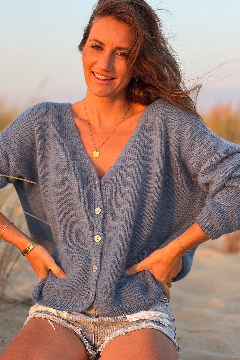 Gilet uni bleu jean en maille petits boutons nacres