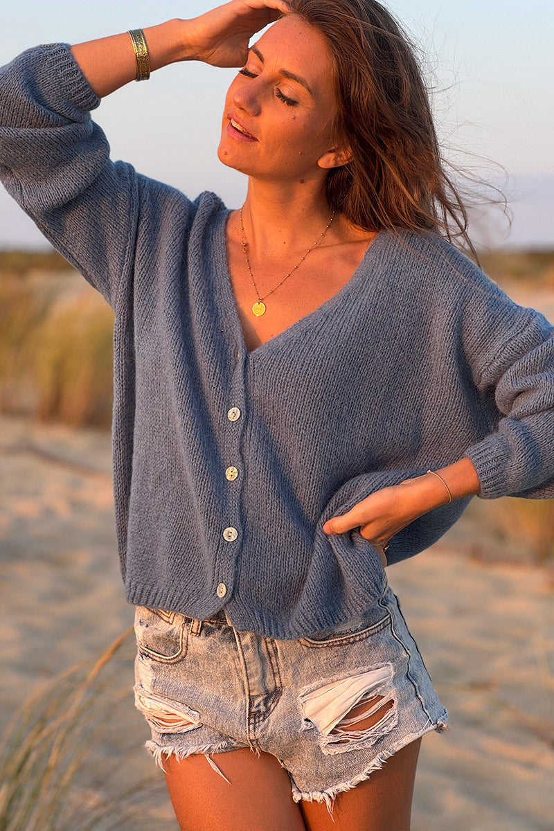 Gilet uni bleu jean en maille petits boutons nacres