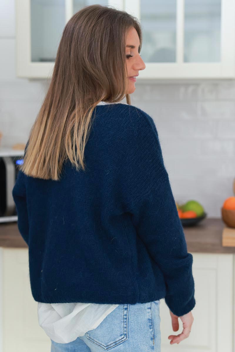 Gilet uni bleu marine en maille petits boutons nacrés