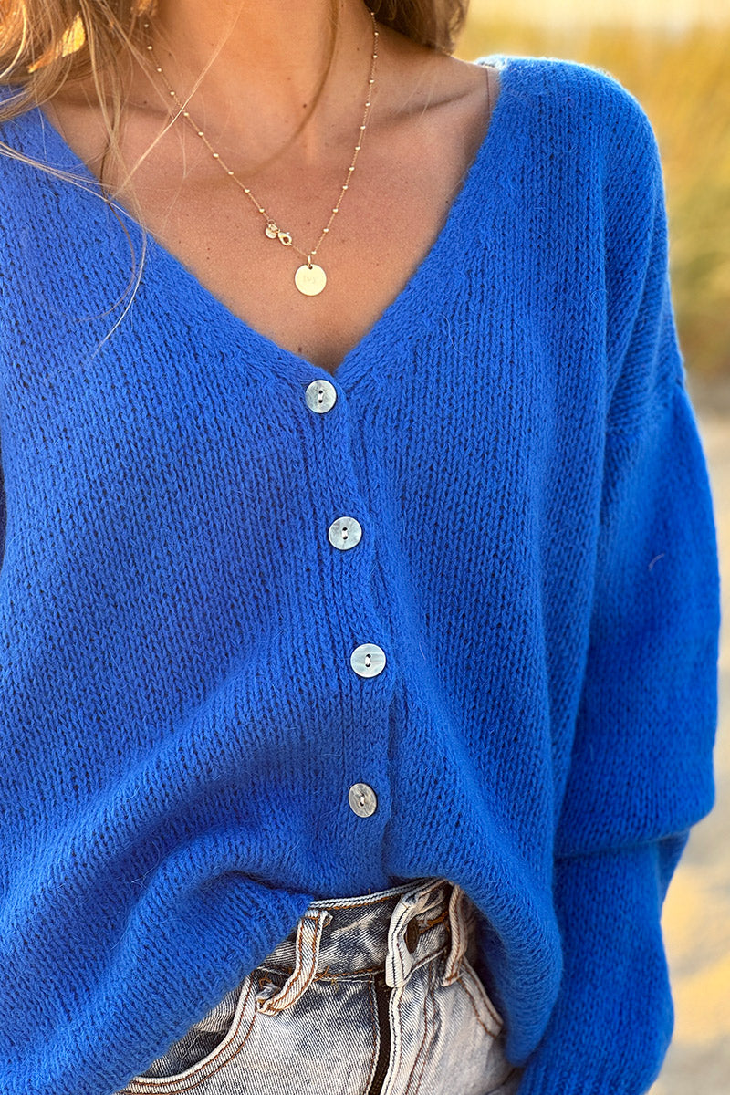 Gilet uni bleu roi en maille petits boutons nacrés