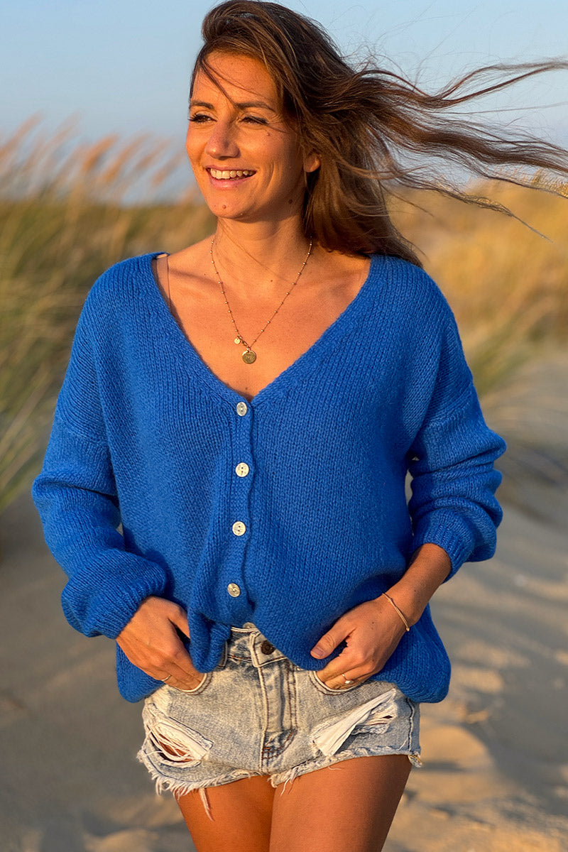 Gilet uni bleu roi en maille petits boutons nacrés