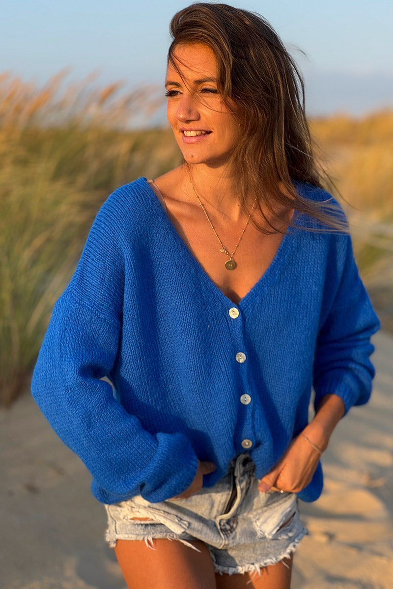 Gilet uni bleu roi en maille petits boutons nacrés