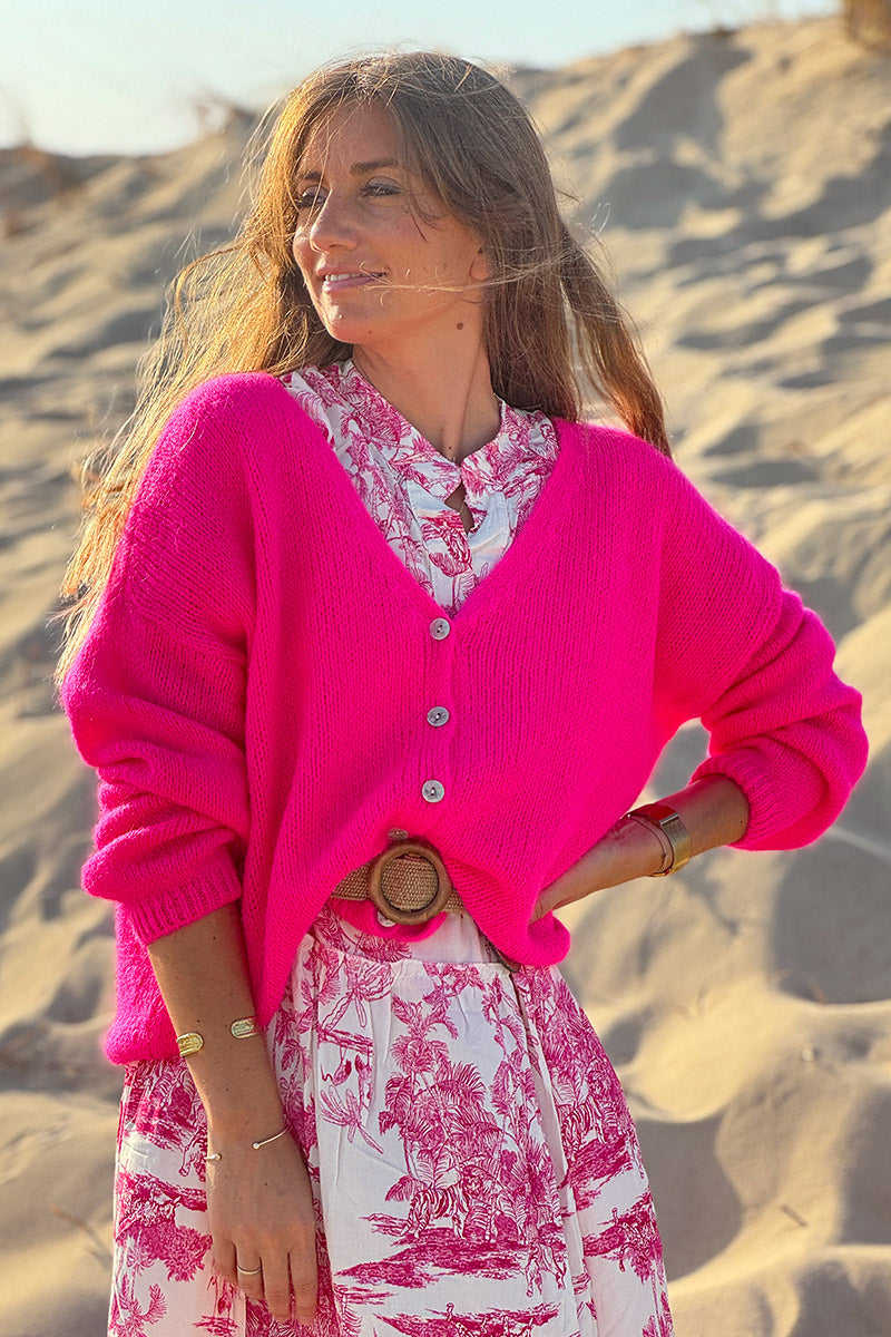 Gilet uni fuchsia fluo en maille fine avec petits boutons nacrés