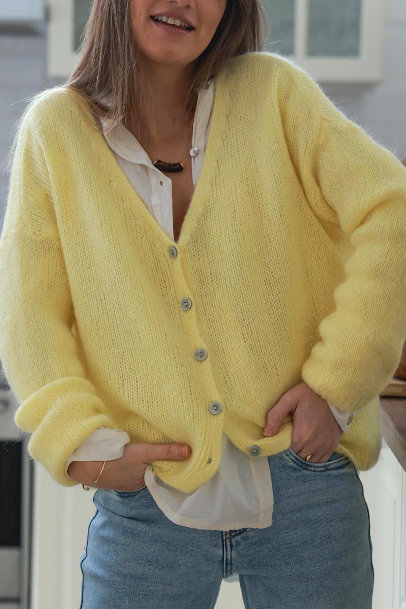 Gilet uni jaune pastel en maille petits boutons nacrés