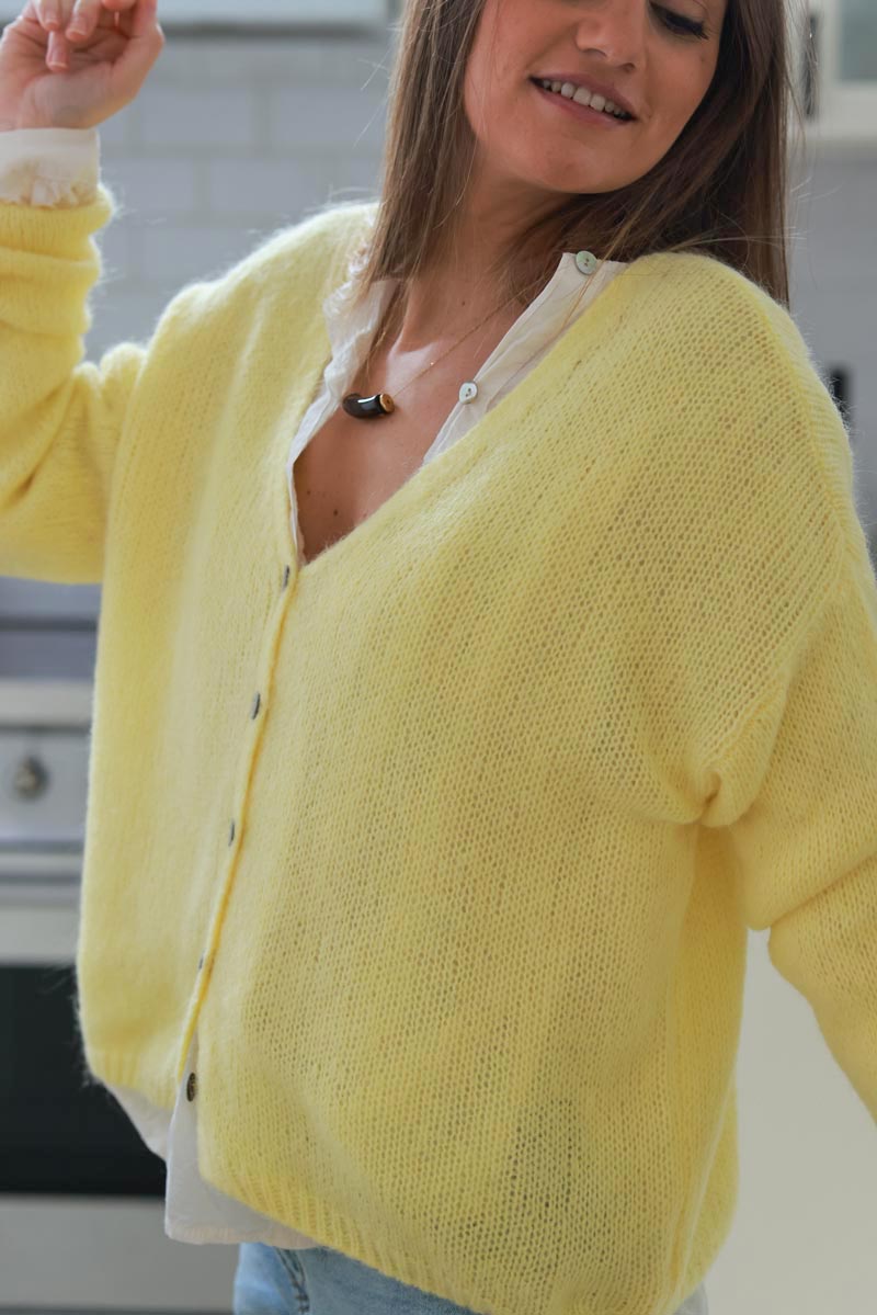 Gilet uni jaune pastel en maille petits boutons nacrés