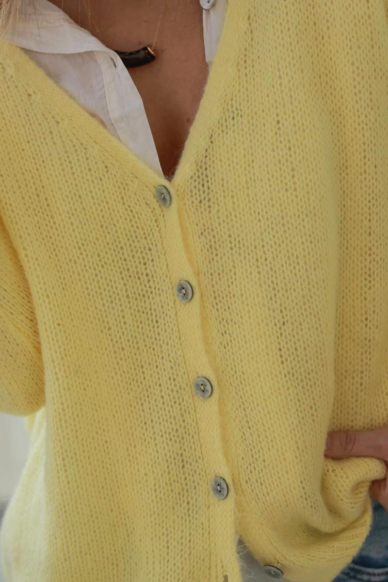 Gilet uni jaune pastel en maille petits boutons nacrés