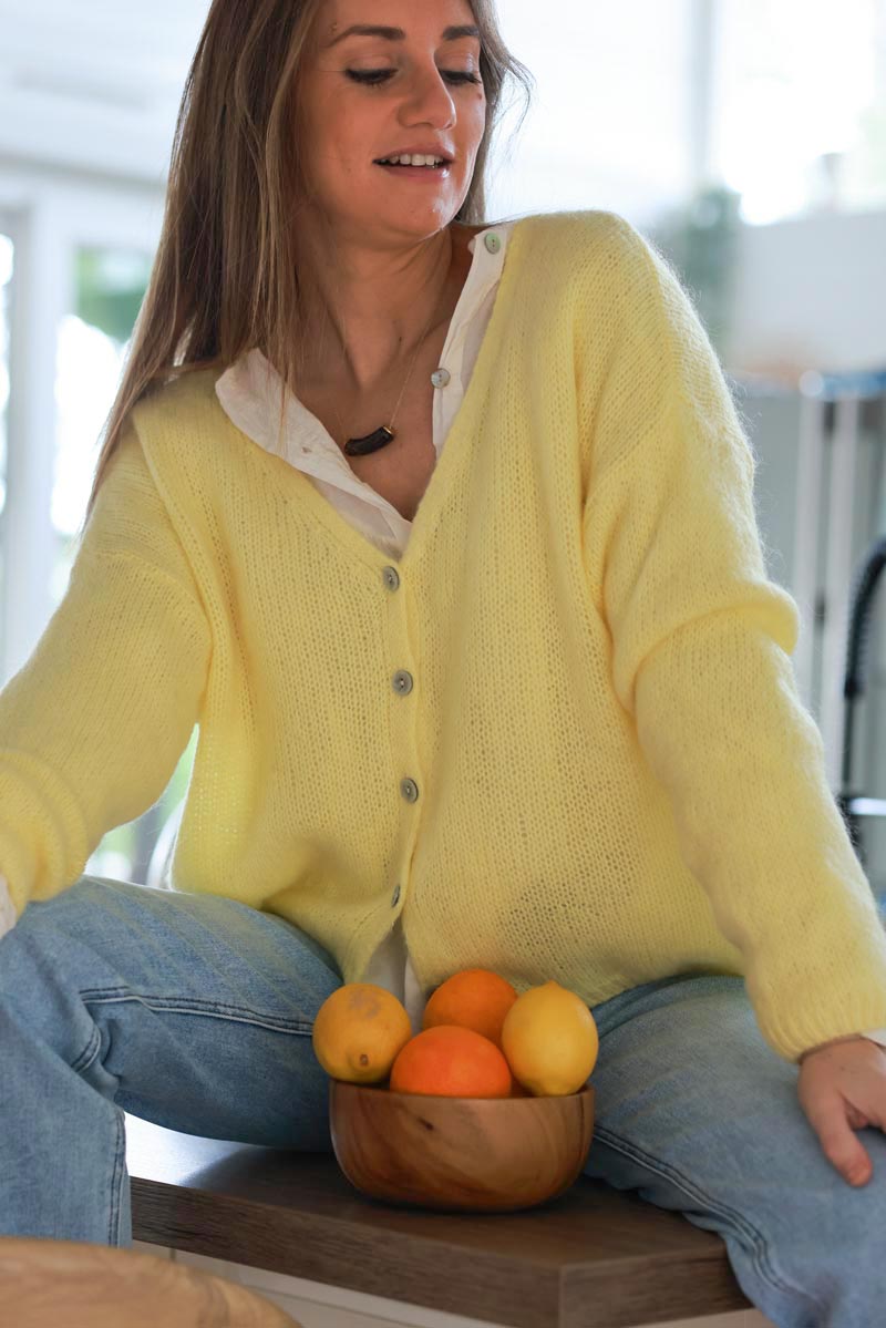 Gilet uni jaune pastel en maille petits boutons nacrés