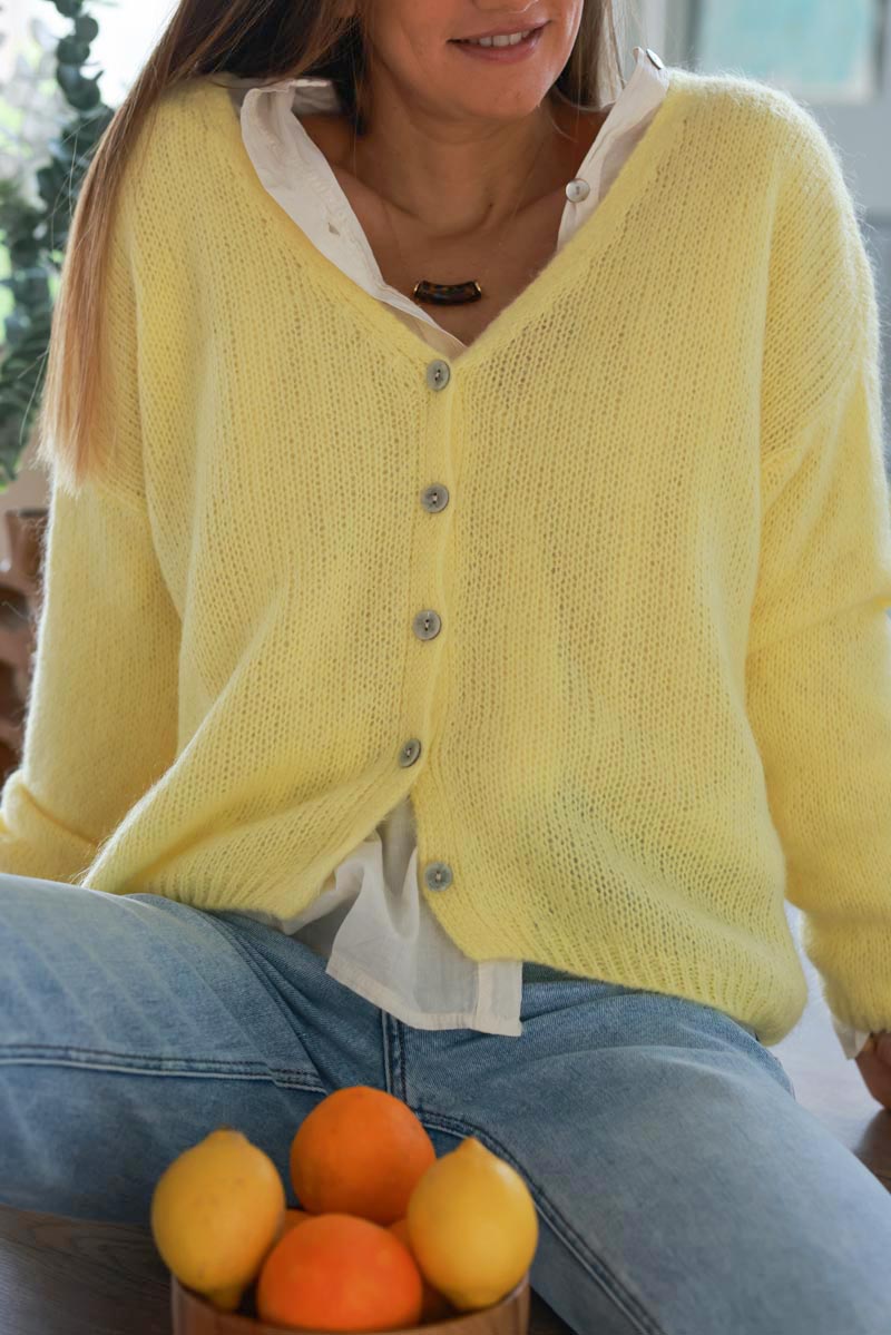 Gilet uni jaune pastel en maille petits boutons nacrés