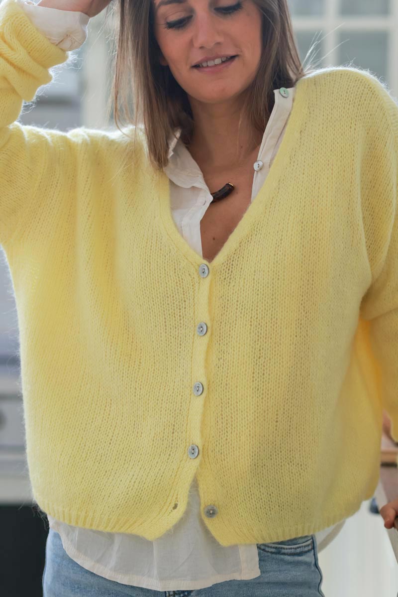 Gilet uni jaune pastel en maille petits boutons nacrés