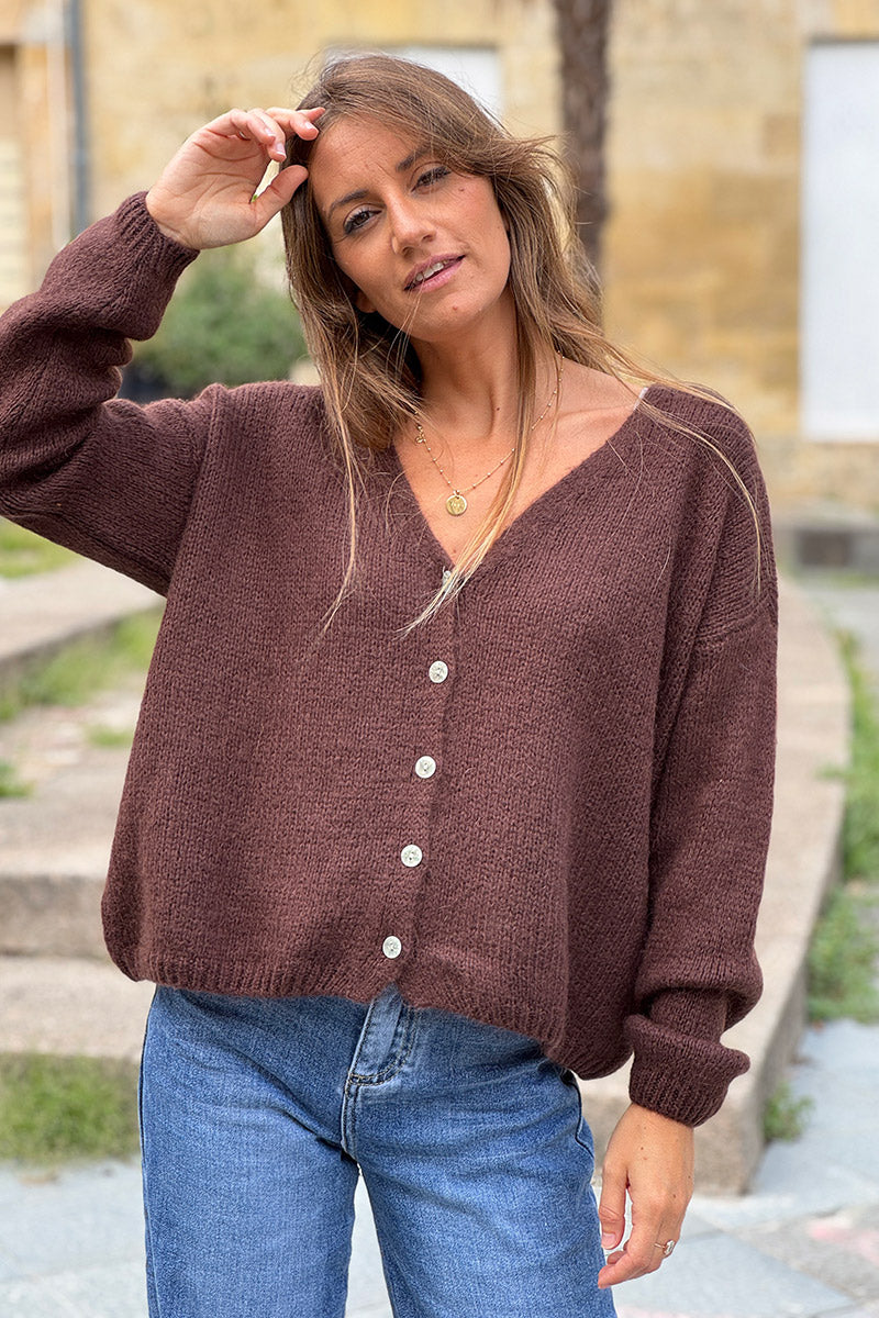 Gilet uni marron chocolat en maille petits boutons nacrés