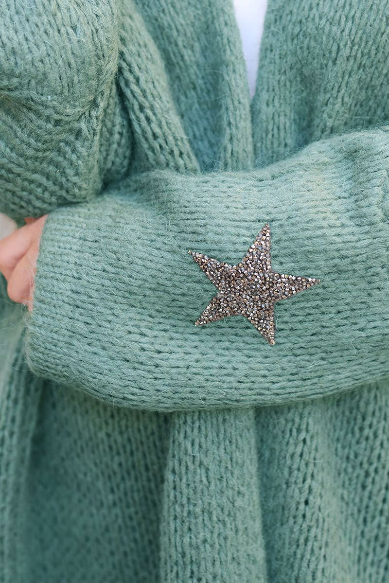 Gilet vert d’eau mi-long en grosses mailles avec étoile en strass sur les manches