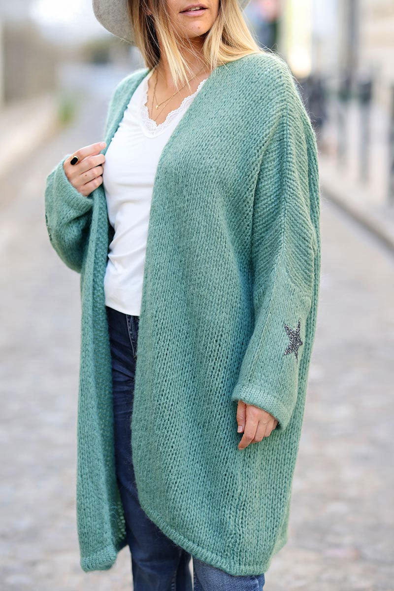 Gilet vert d’eau mi-long en grosses mailles avec étoile en strass sur les manches