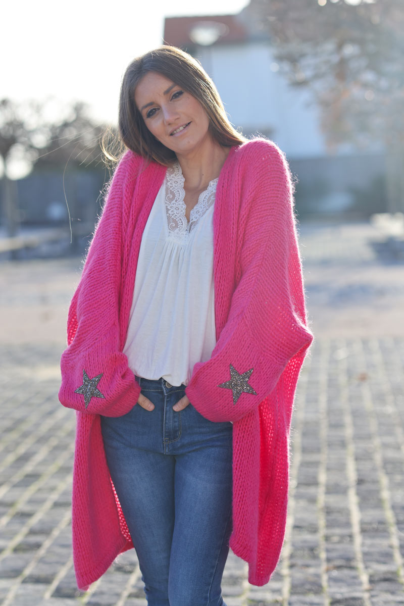 Gilet fuchsia mi long grosses mailles étoile strass manches