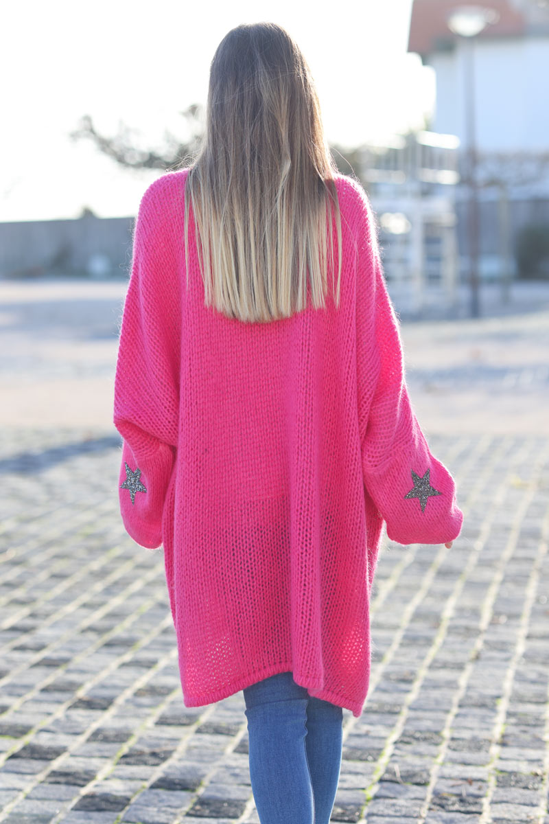 Gilet fuchsia mi long grosses mailles étoile strass manches