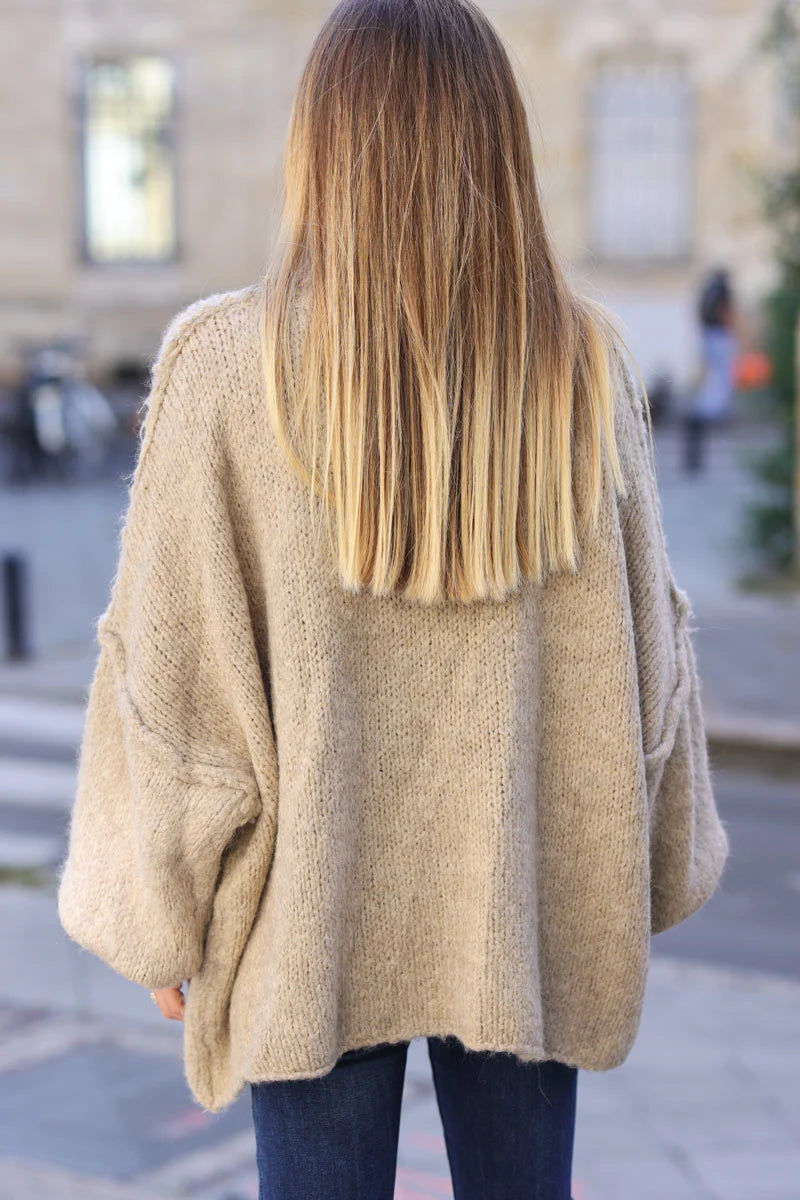 Gros pull large beige en maille chaude couture apparente