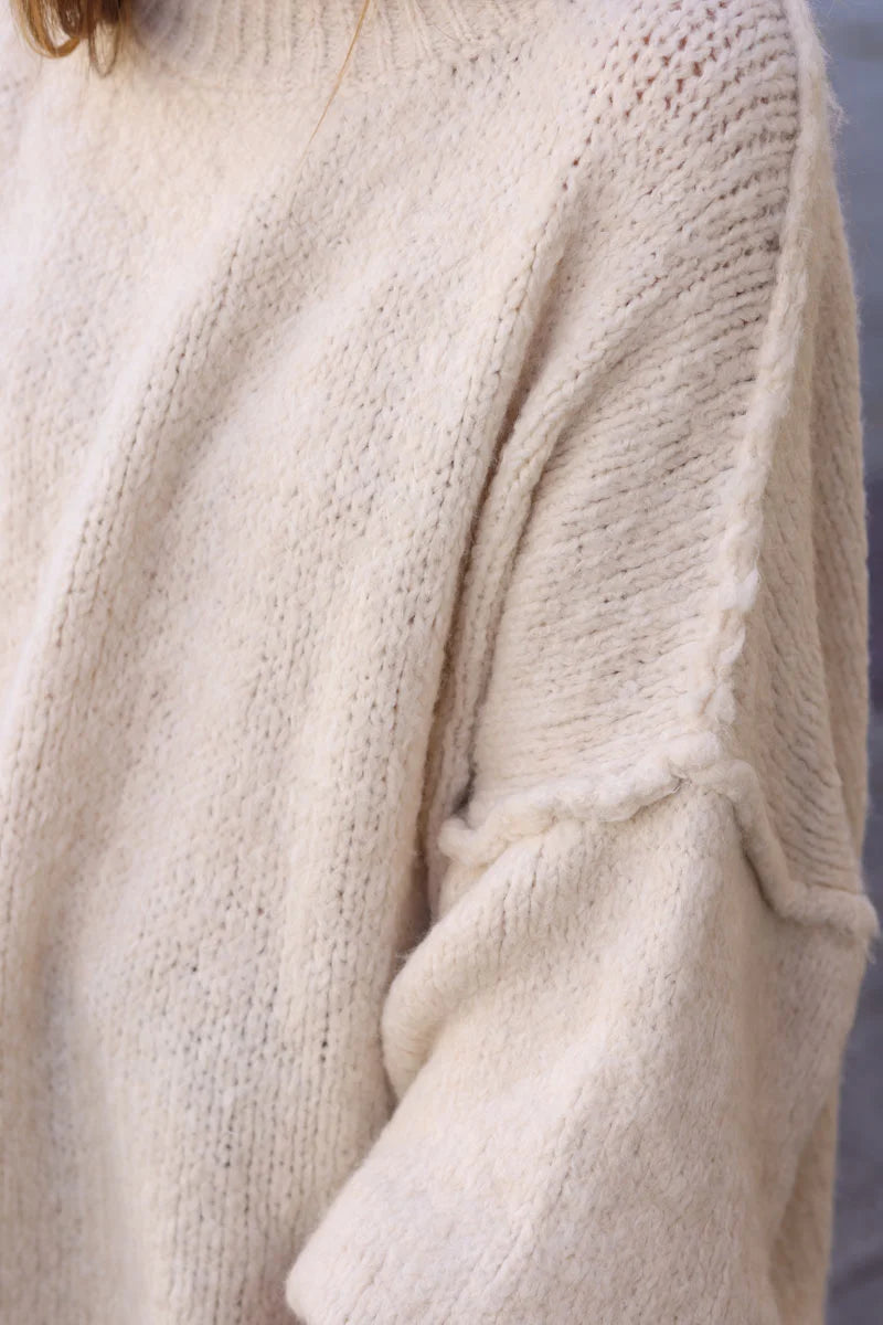 Gros pull large écru en maille chaude couture apparente