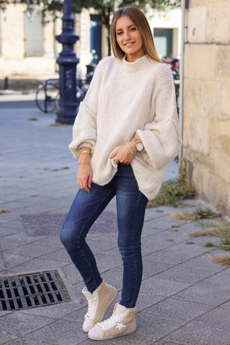 Gros pull large écru en maille chaude couture apparente