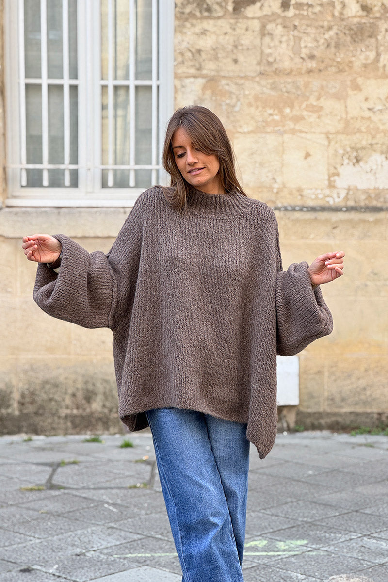 Gros pull large marron chiné en maille chaude couture apparente
