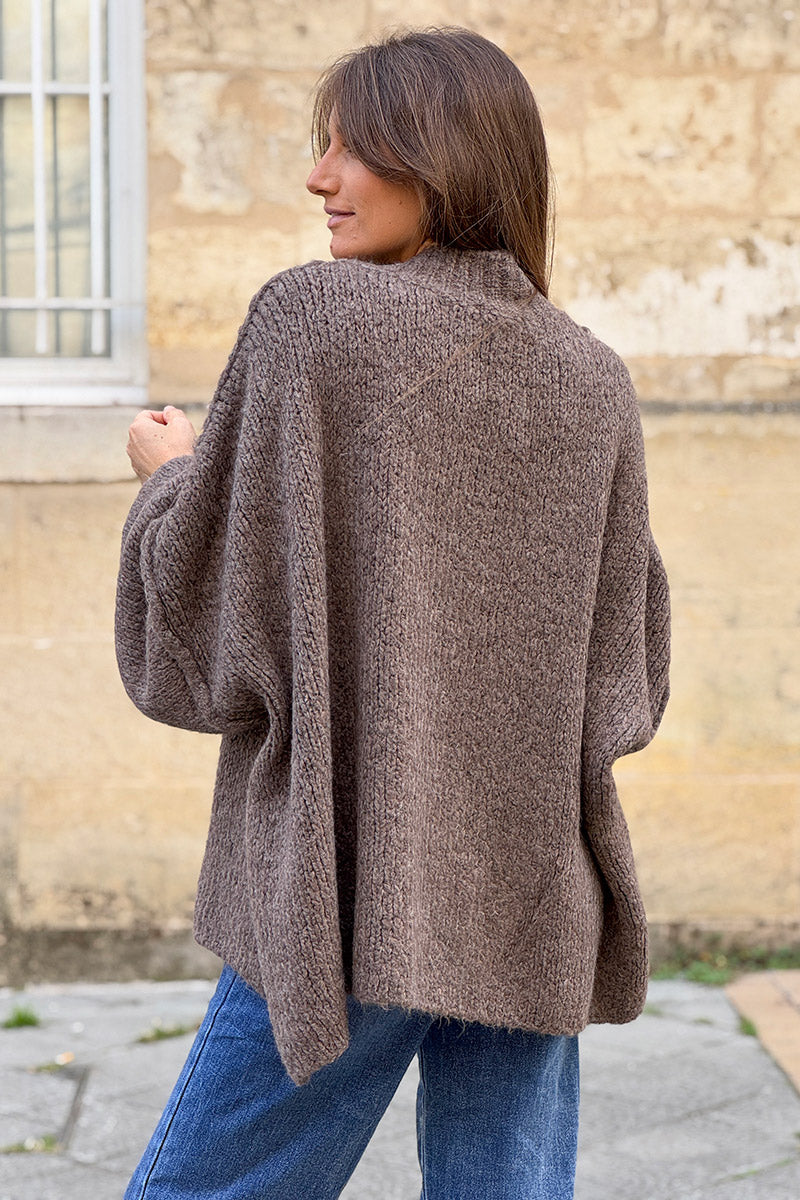 Gros pull large marron chiné en maille chaude couture apparente