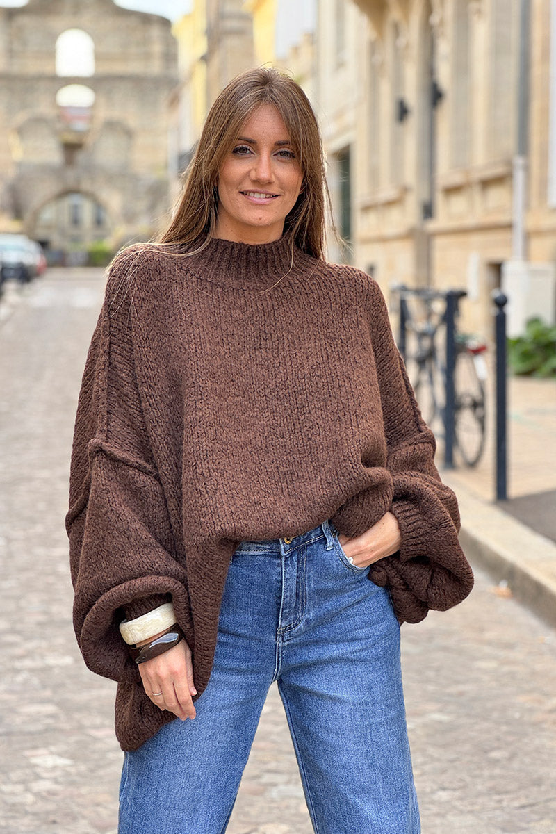 Gros pull large marron foncé en maille chaude couture apparente