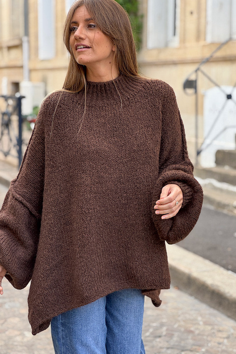 Gros pull large marron foncé en maille chaude couture apparente