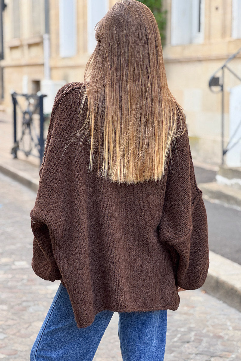 Gros pull large marron foncé en maille chaude couture apparente