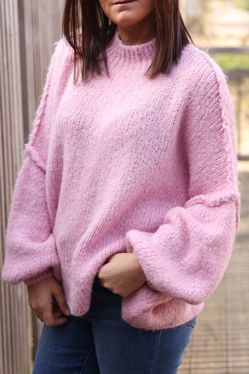 Gros pull large rose poudré en maille chaude couture apparente