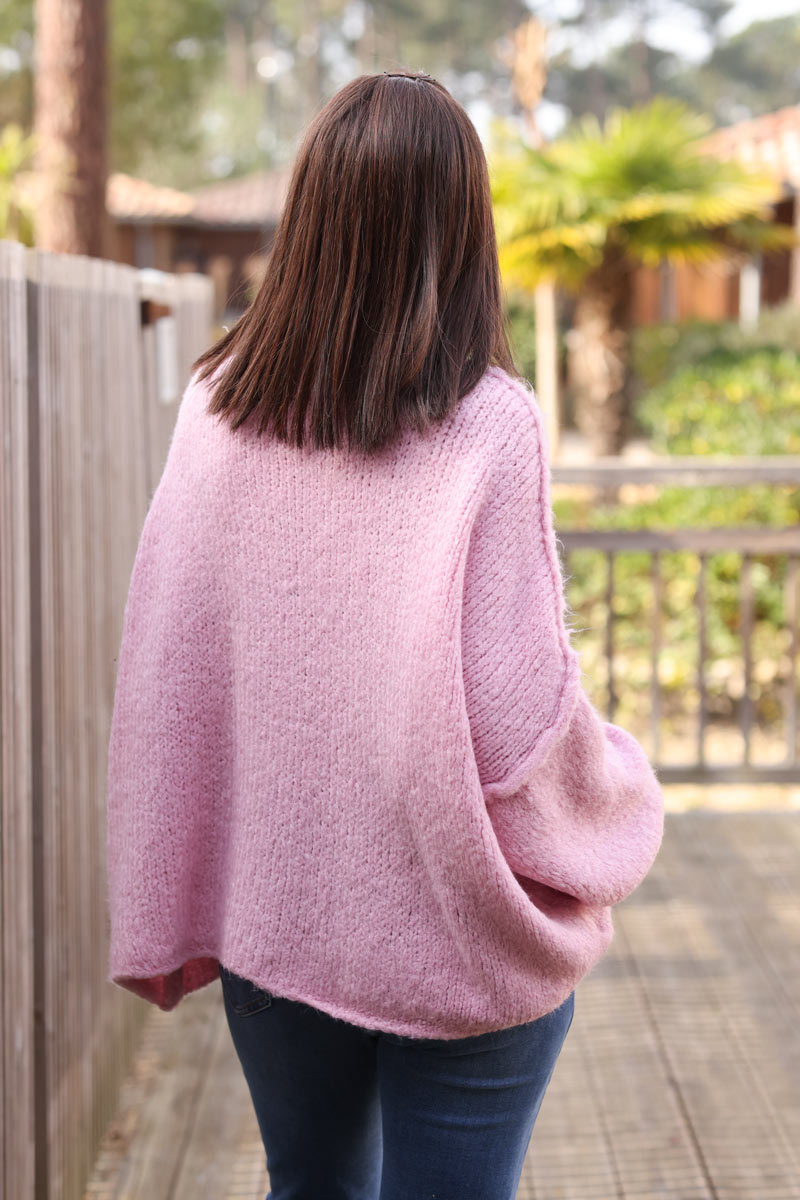 Gros pull large rose poudré en maille chaude couture apparente