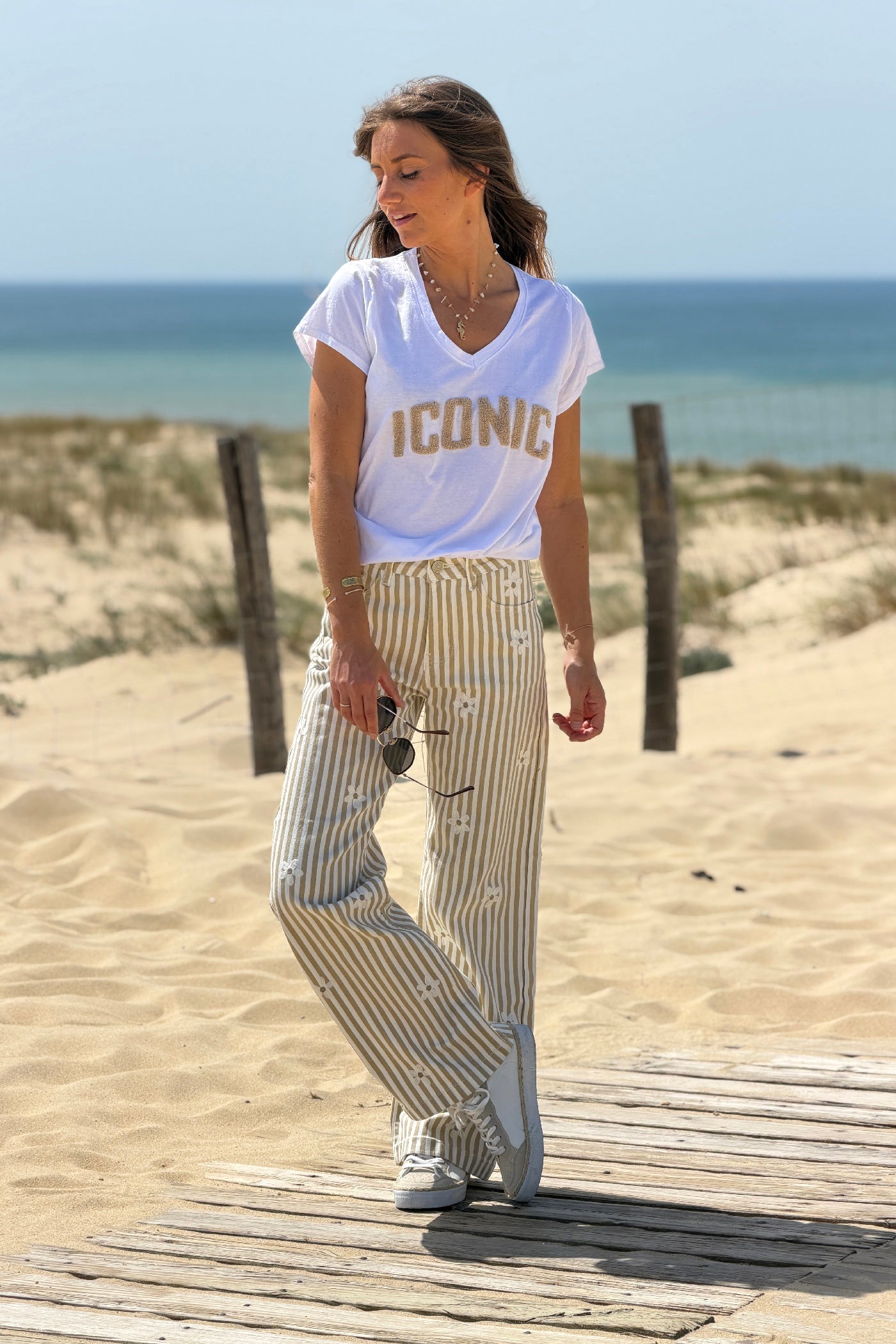 Jean à rayures beiges avec broderie fleurs taille haute