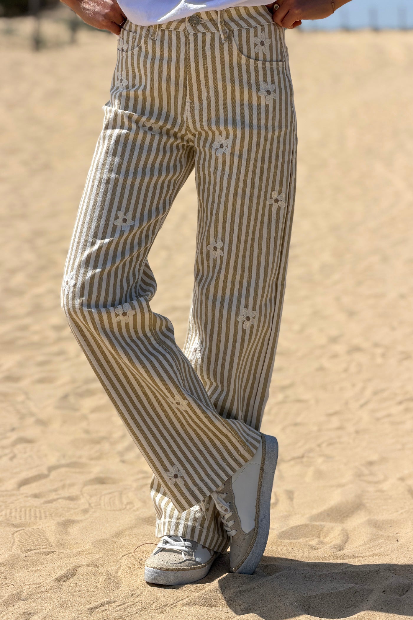 Jean à rayures beiges avec broderie fleurs taille haute