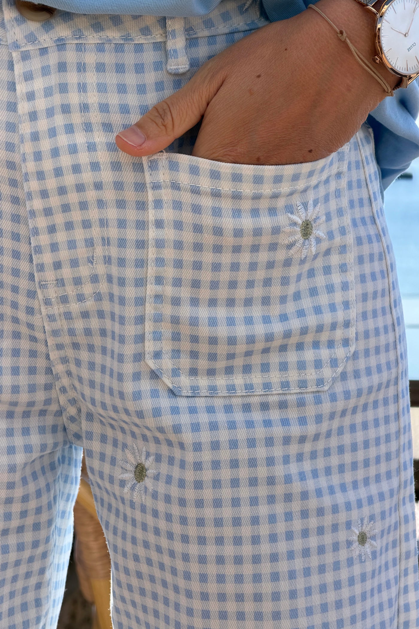 Jean blanc a carreaux vichy bleu ciel broderie marguerite
