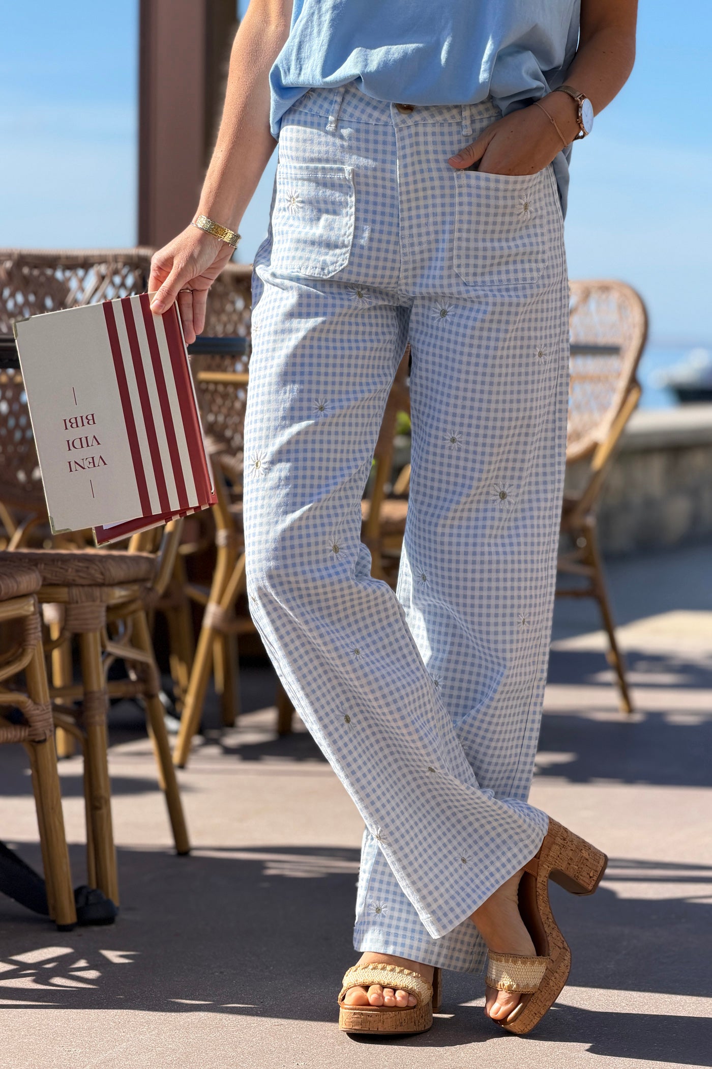 Jean blanc a carreaux vichy bleu ciel broderie marguerite