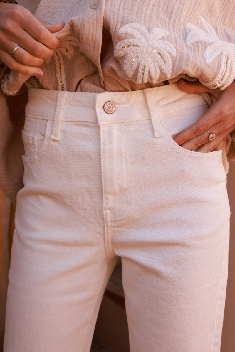 Jean blanc cassé coupe droite détail cropped