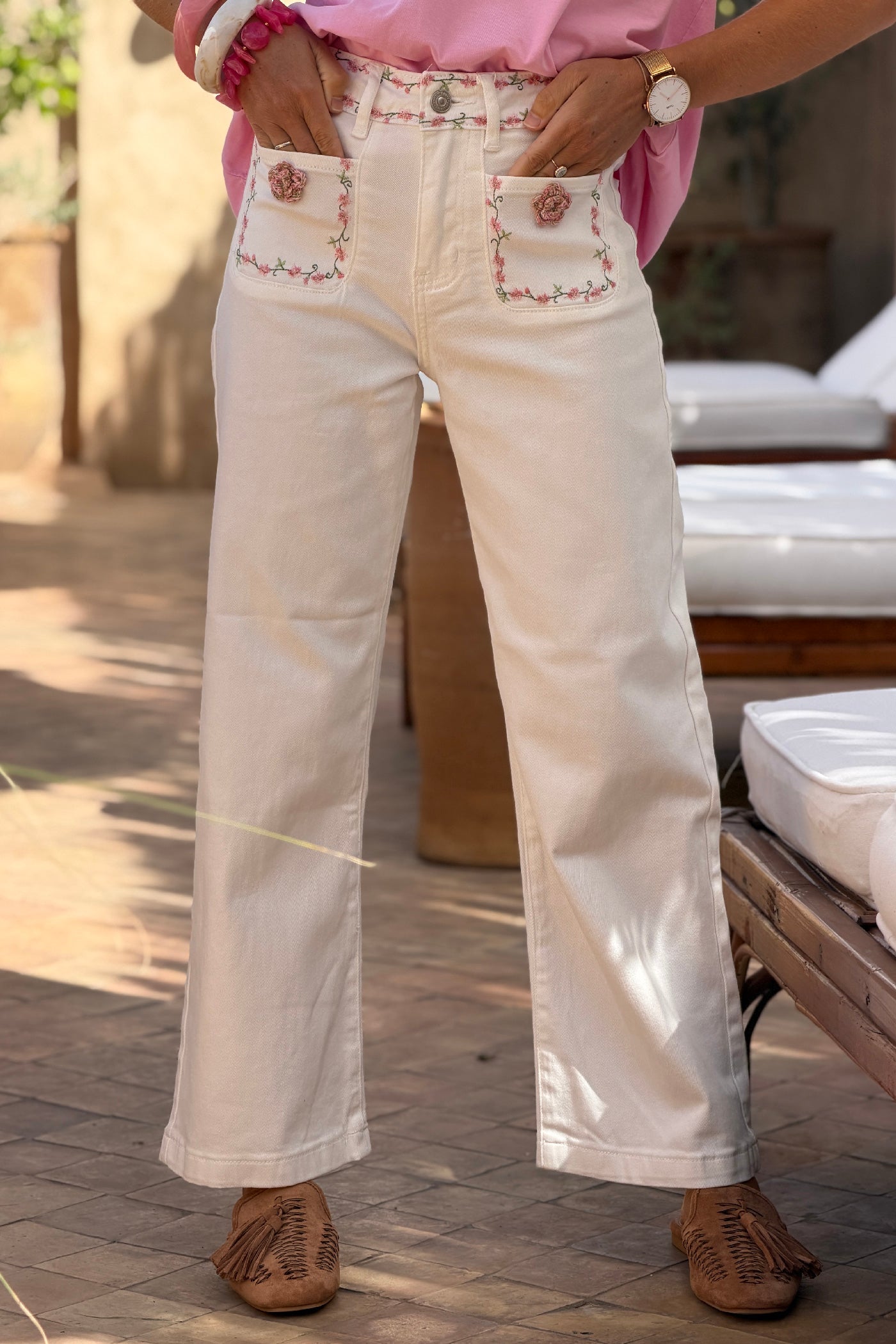 Jean blanc wide leg à poches plaquées avec broderie petites fleurs sur poches et ceinture