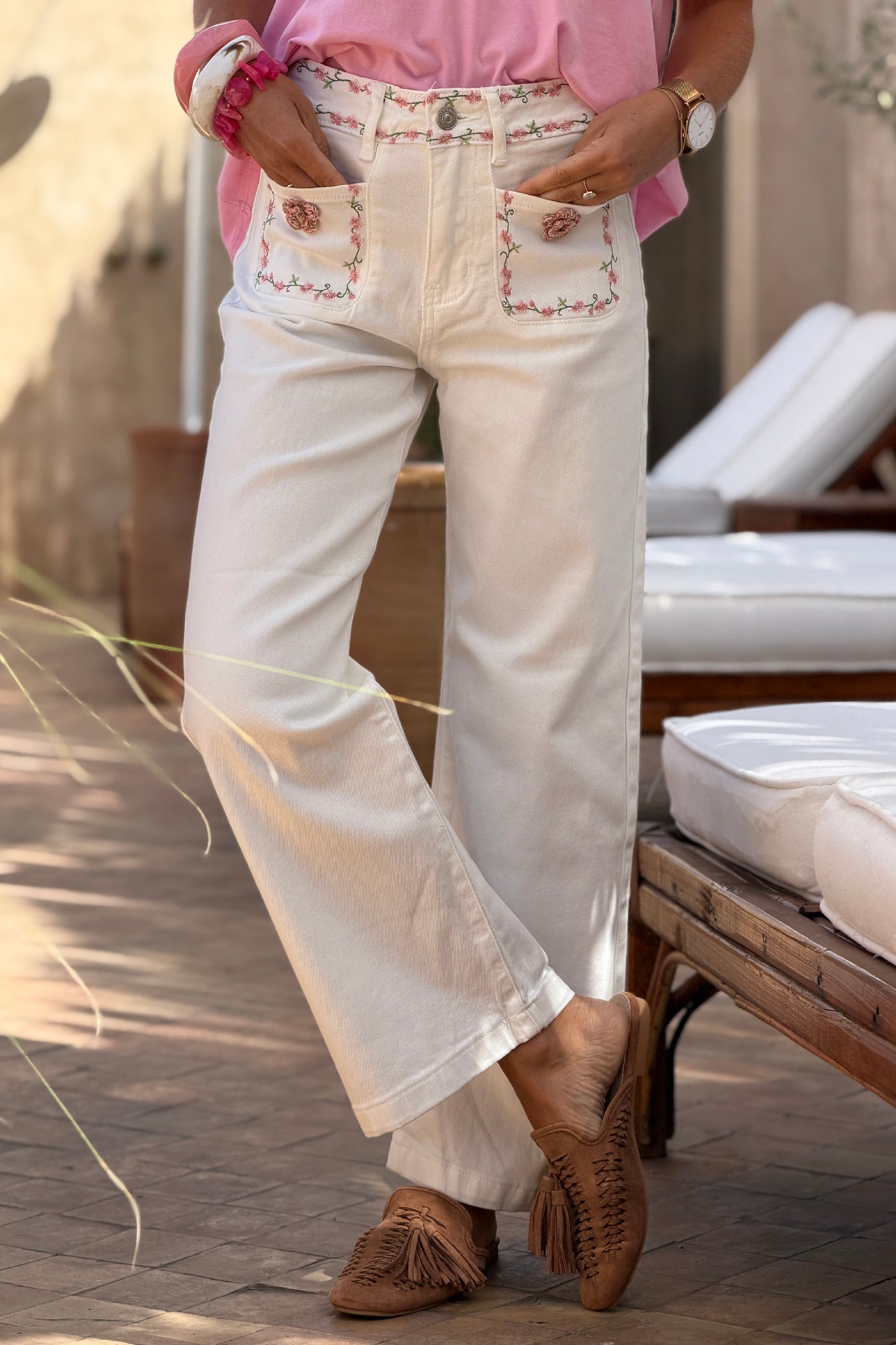 Jean blanc wide leg à poches plaquées avec broderie petites fleurs sur poches et ceinture