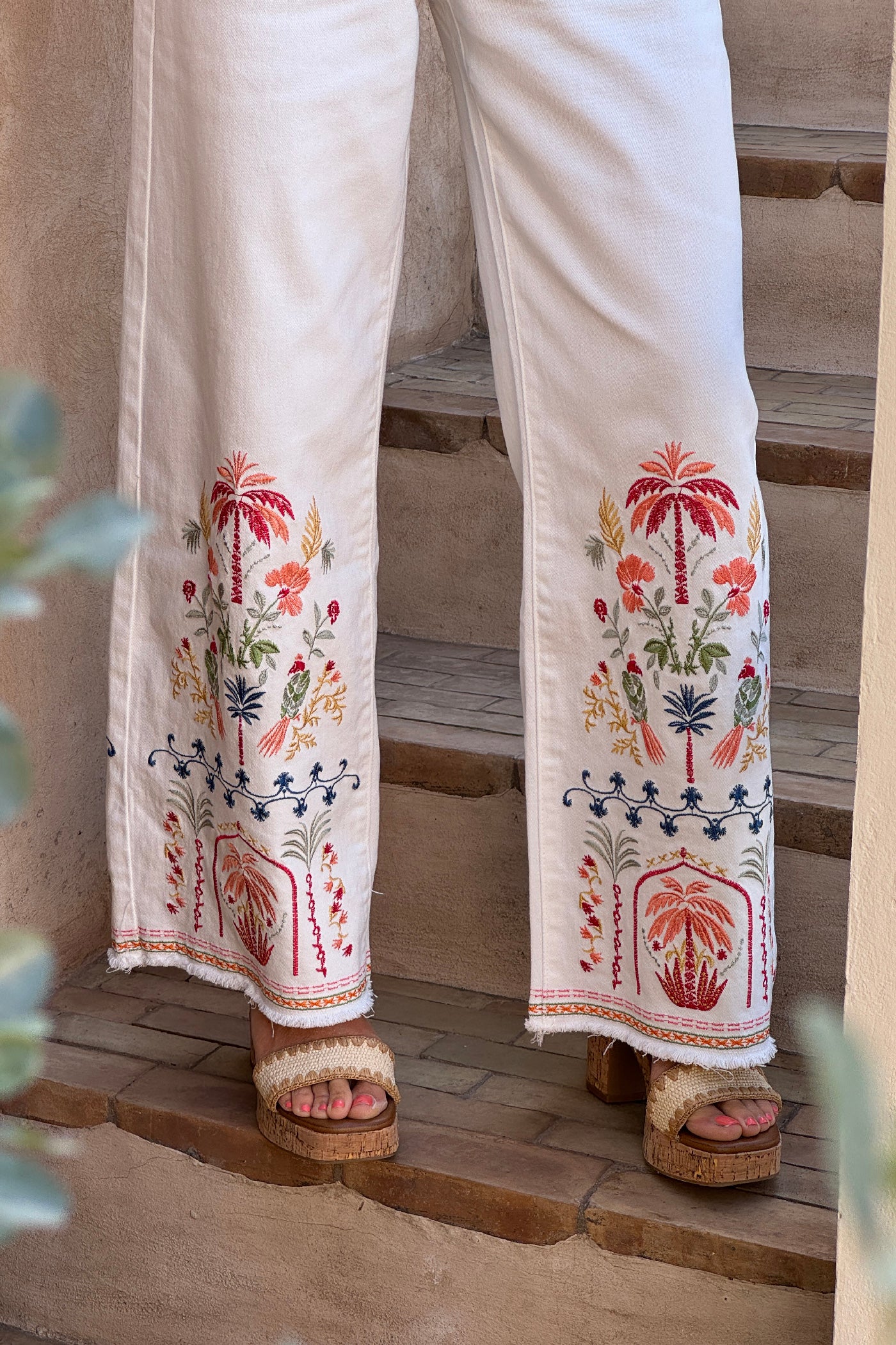 Jean blanc wide leg broderie fleurs et palmiers colorés et ceinture brodée