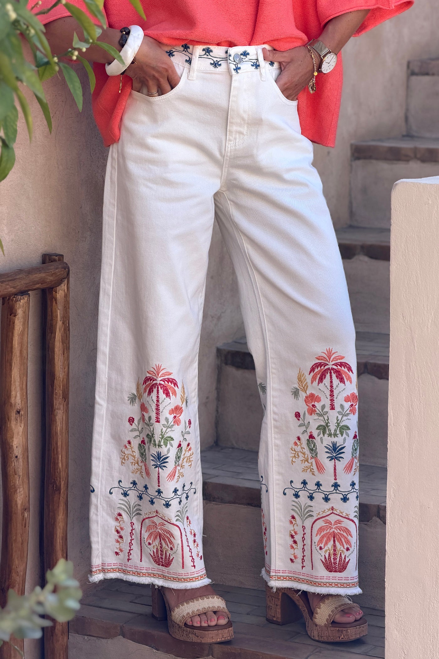 Jean blanc wide leg broderie fleurs et palmiers colorés et ceinture brodée