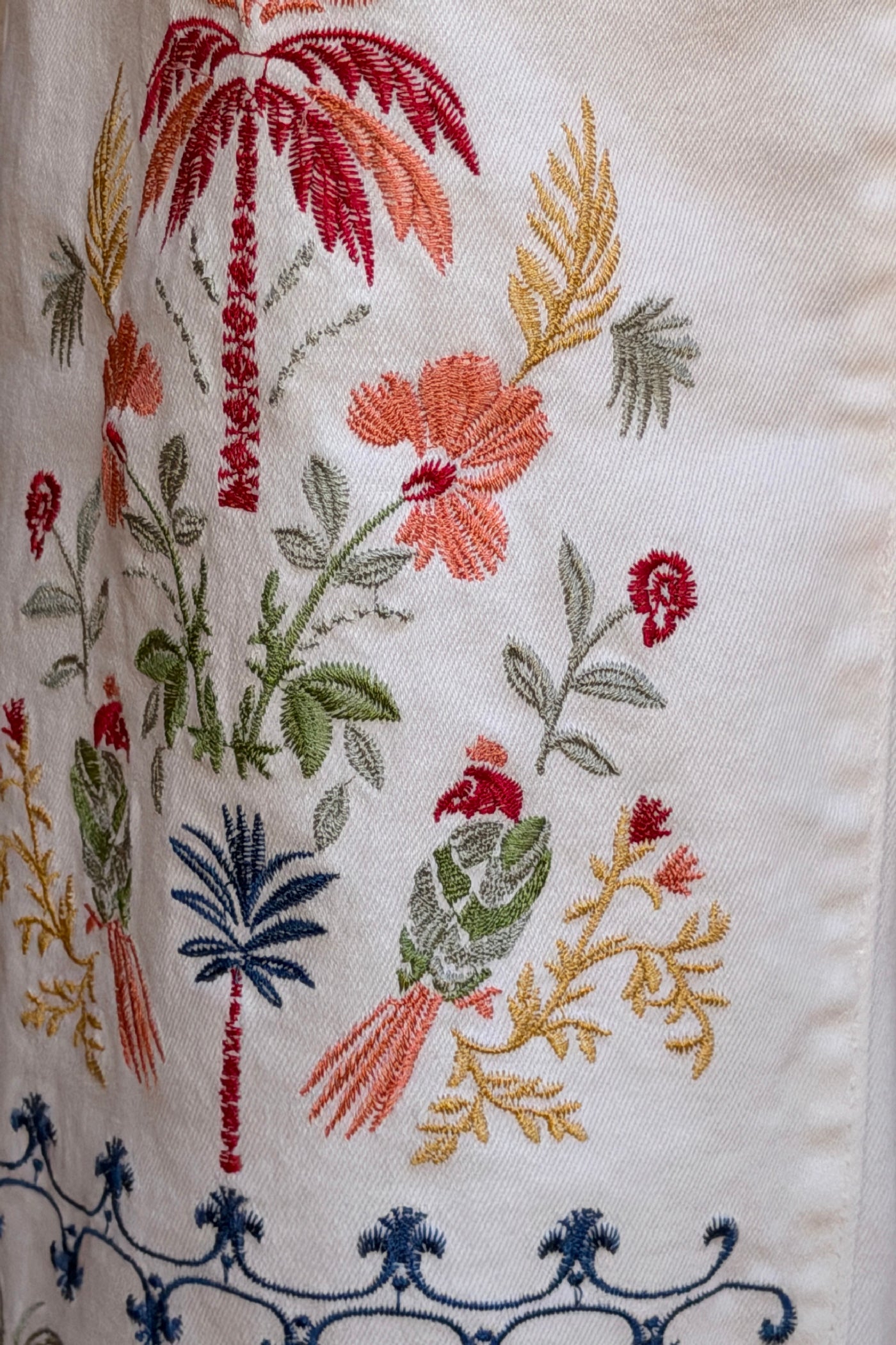 Jean blanc wide leg broderie fleurs et palmiers colorés et ceinture brodée