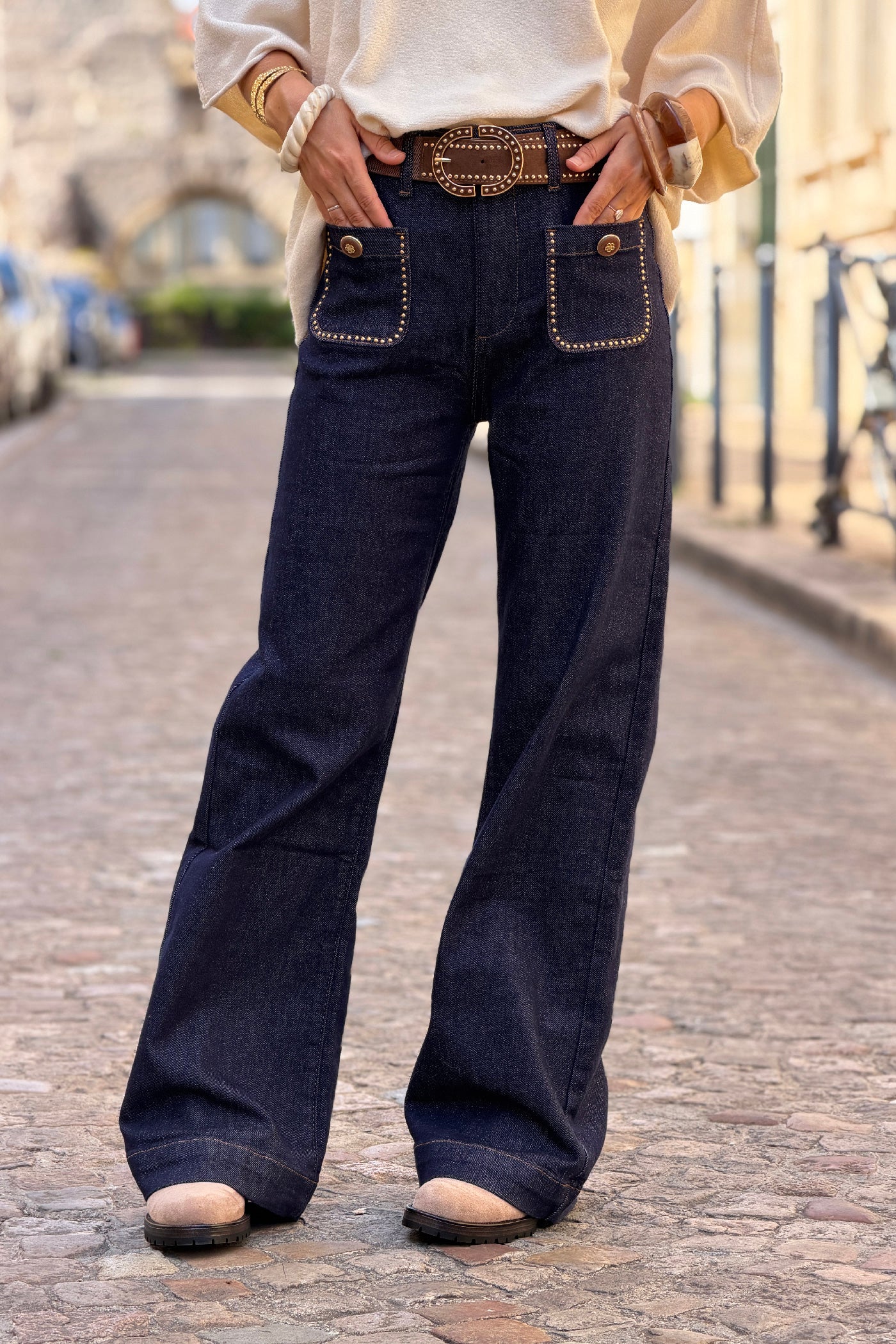 Jean brut wide leg poches plaquées détails clous avec ceinture velours