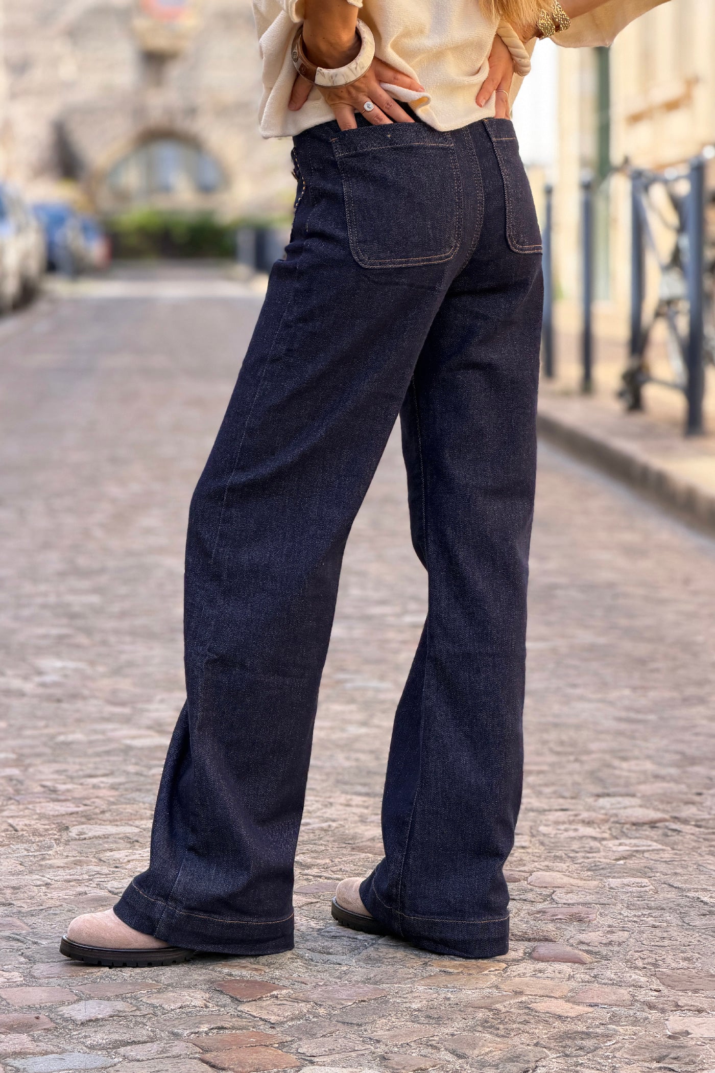 Jean brut wide leg poches plaquées détails clous avec ceinture velours