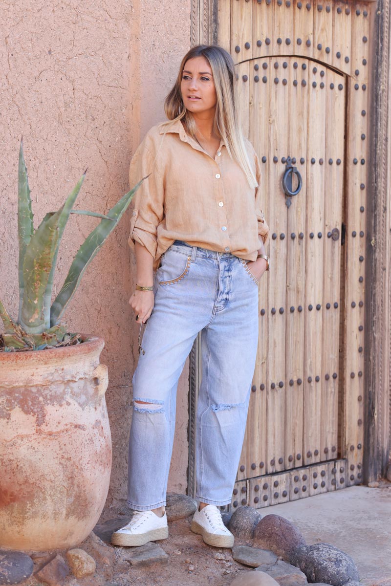 Baggy ripped mom jeans in light washed denim with embroidered pockets
