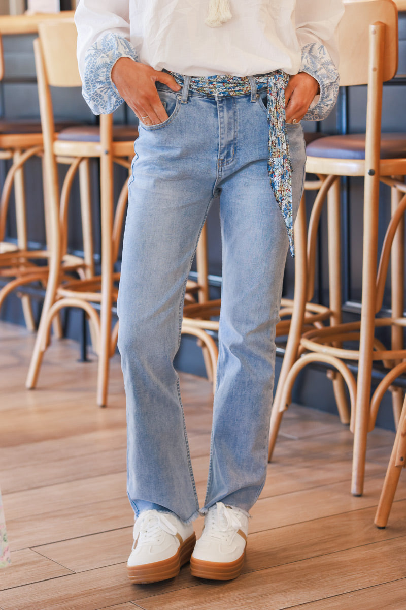 Vaqueros rectos cropped de lavado claro con flecos y cinturón estilo pañuelo Liberty