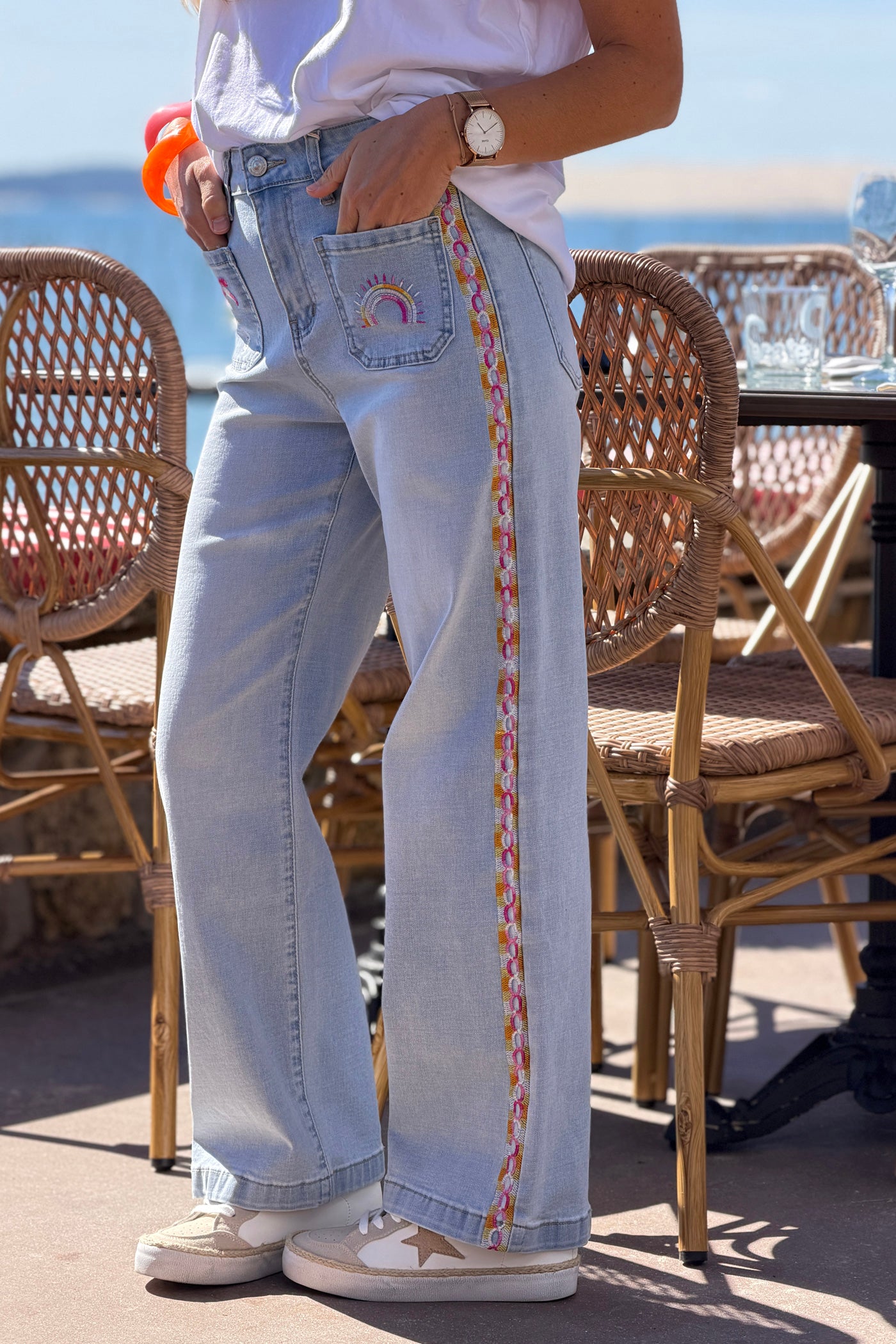 Jean délavé clair taille haute broderie colorée palmier soleil poches plaquées et liseré