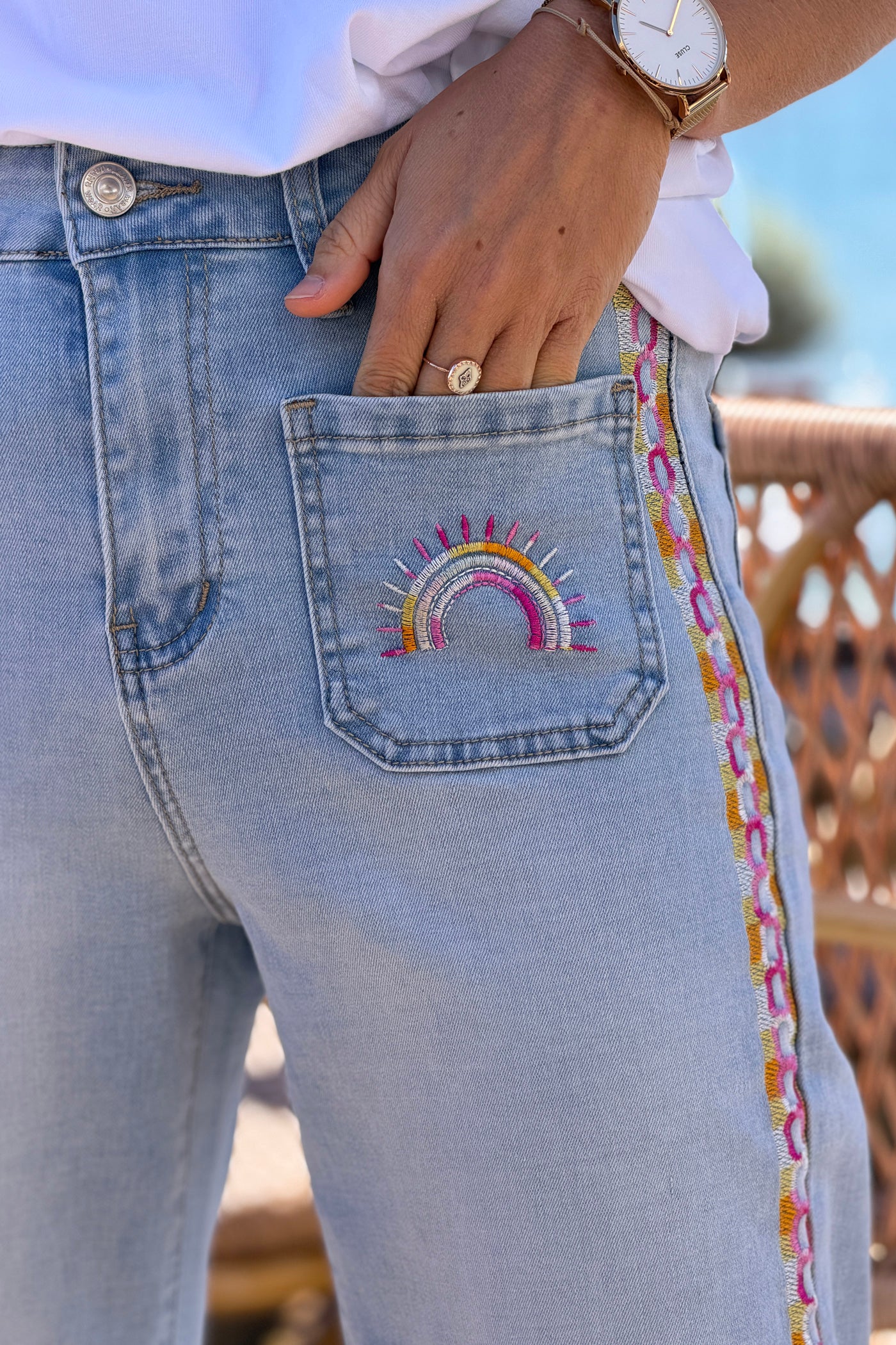 Jean délavé clair taille haute broderie colorée palmier soleil poches plaquées et liseré