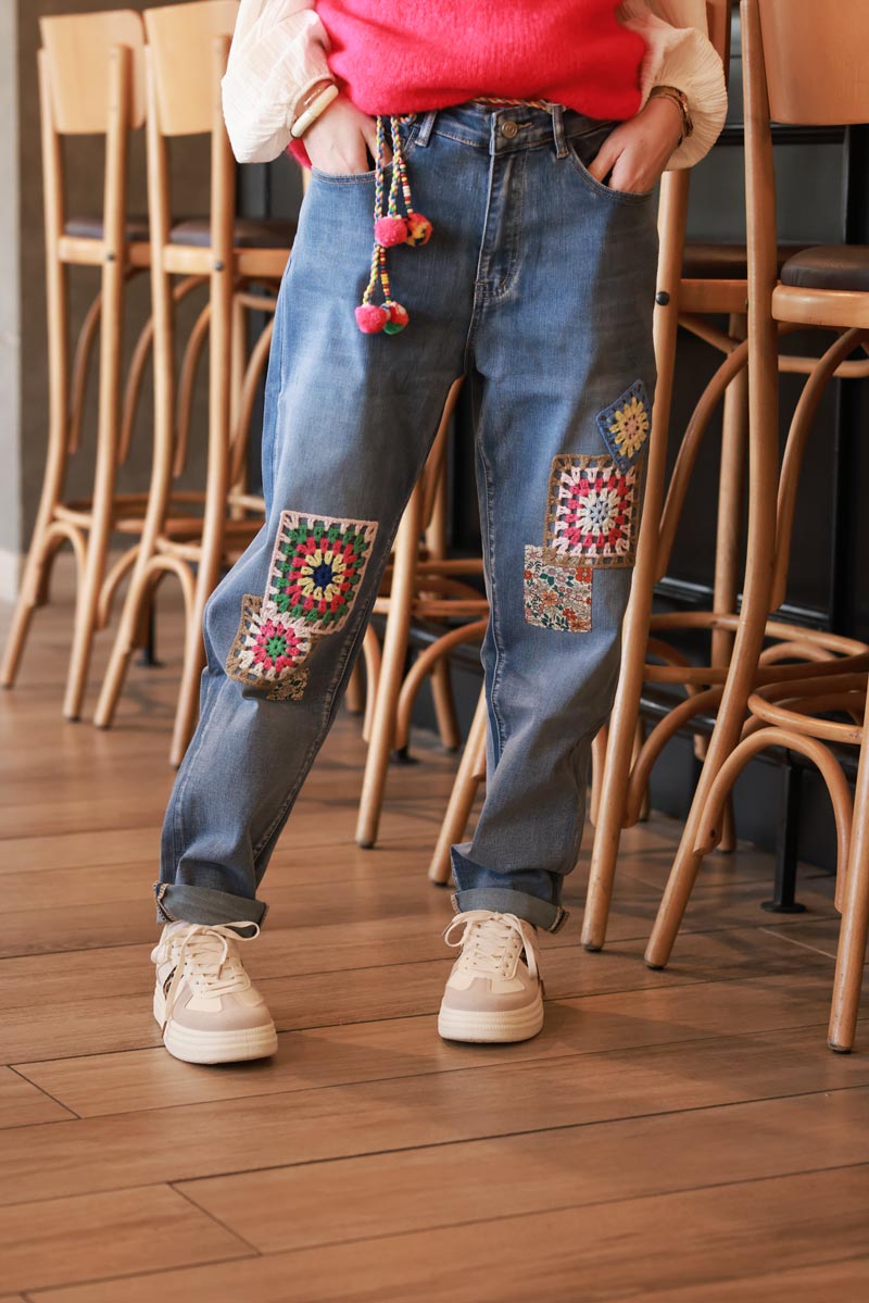 Jean délavé coupe mom taille haute empiècement crochet colorés