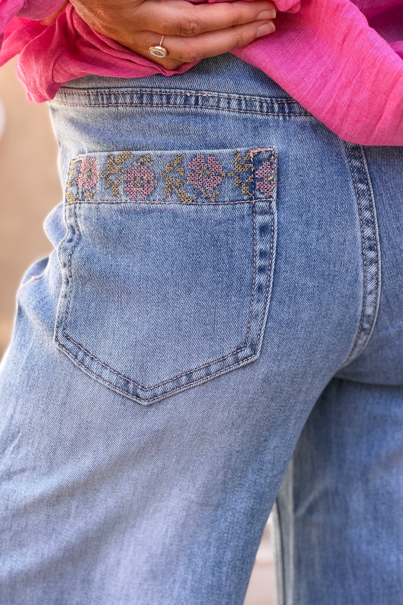 Jean délavé coupe wide leg à poches plaquées avec broderie fleurs