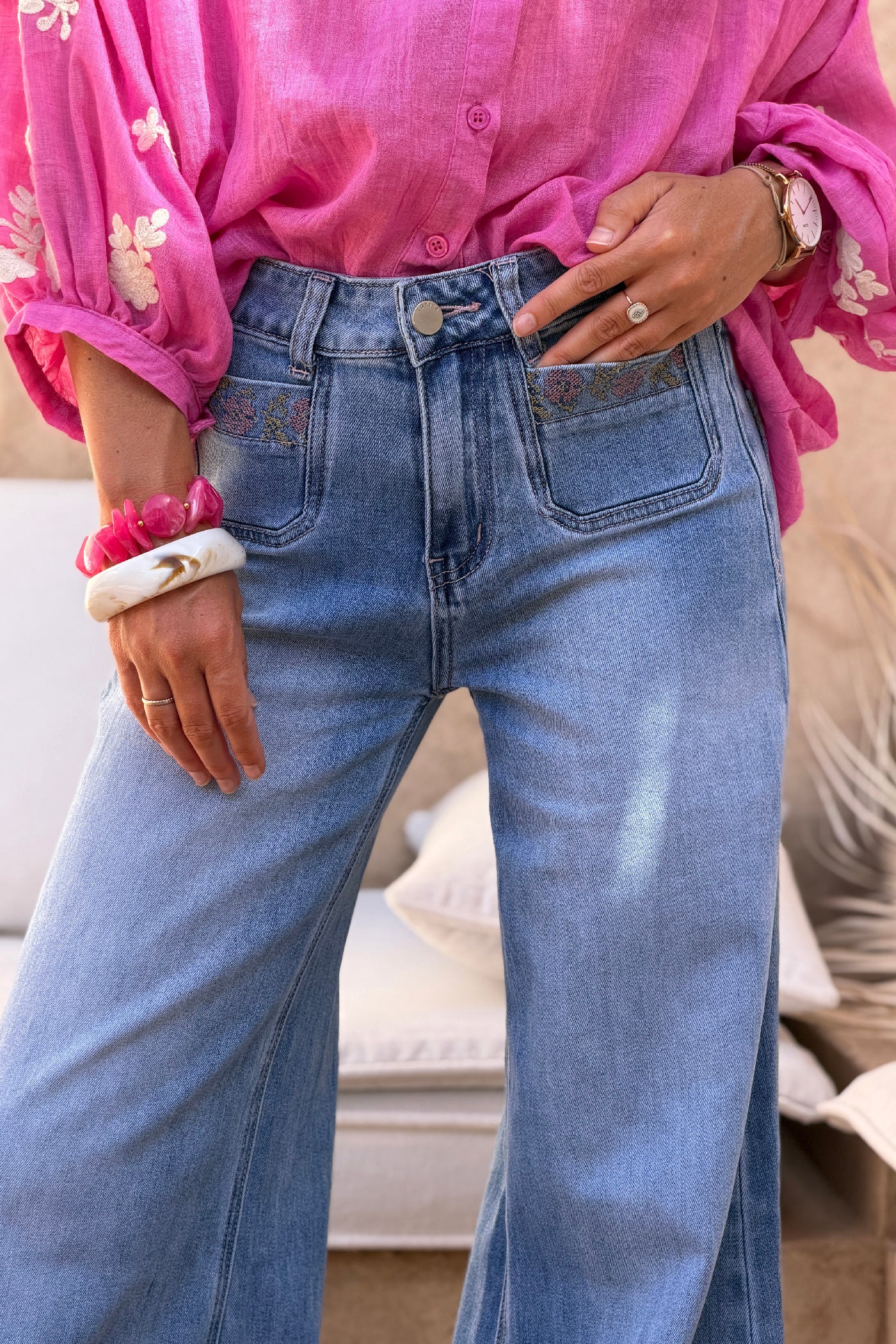 Jean délavé coupe wide leg à poches plaquées avec broderie fleurs