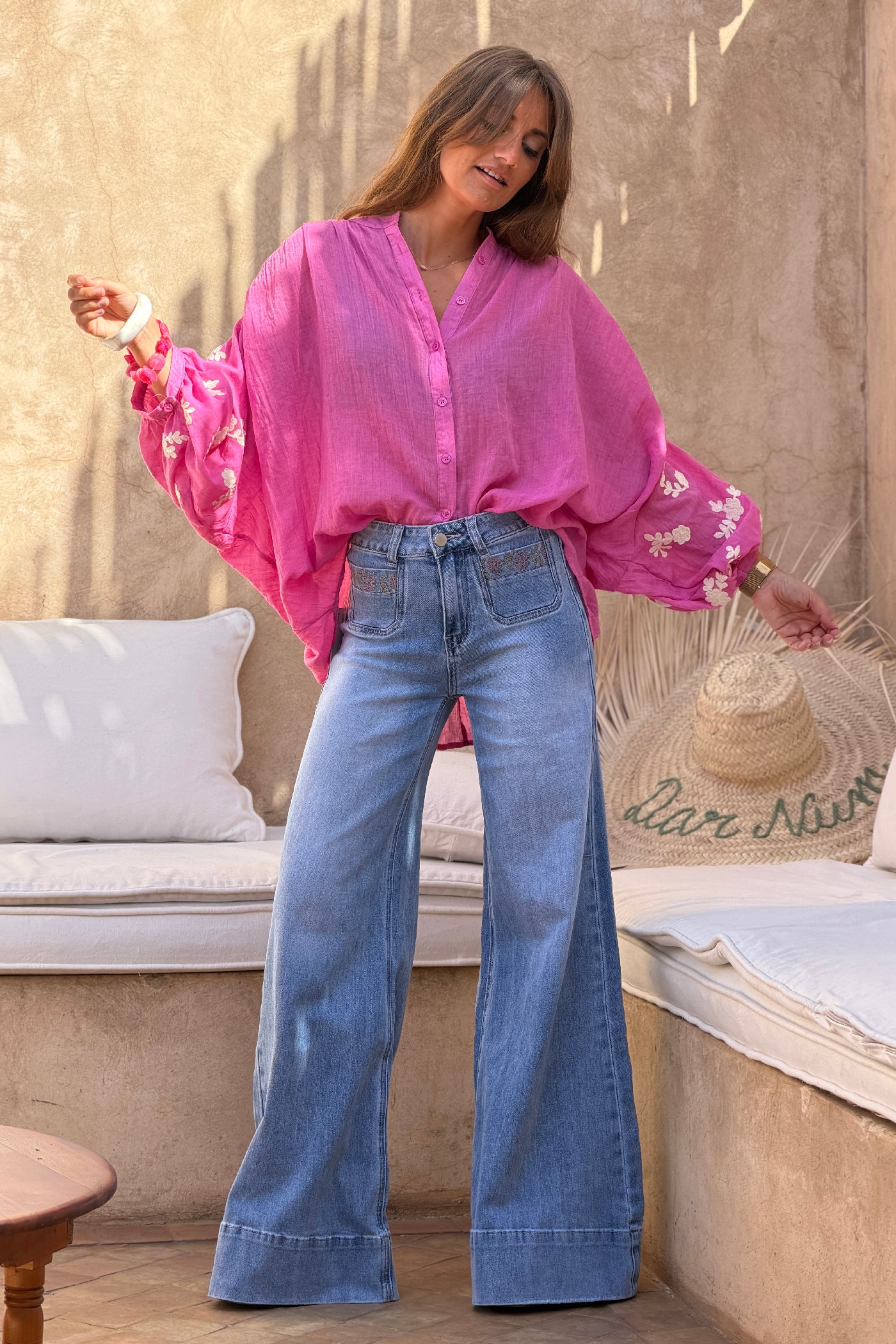 Jean délavé coupe wide leg à poches plaquées avec broderie fleurs