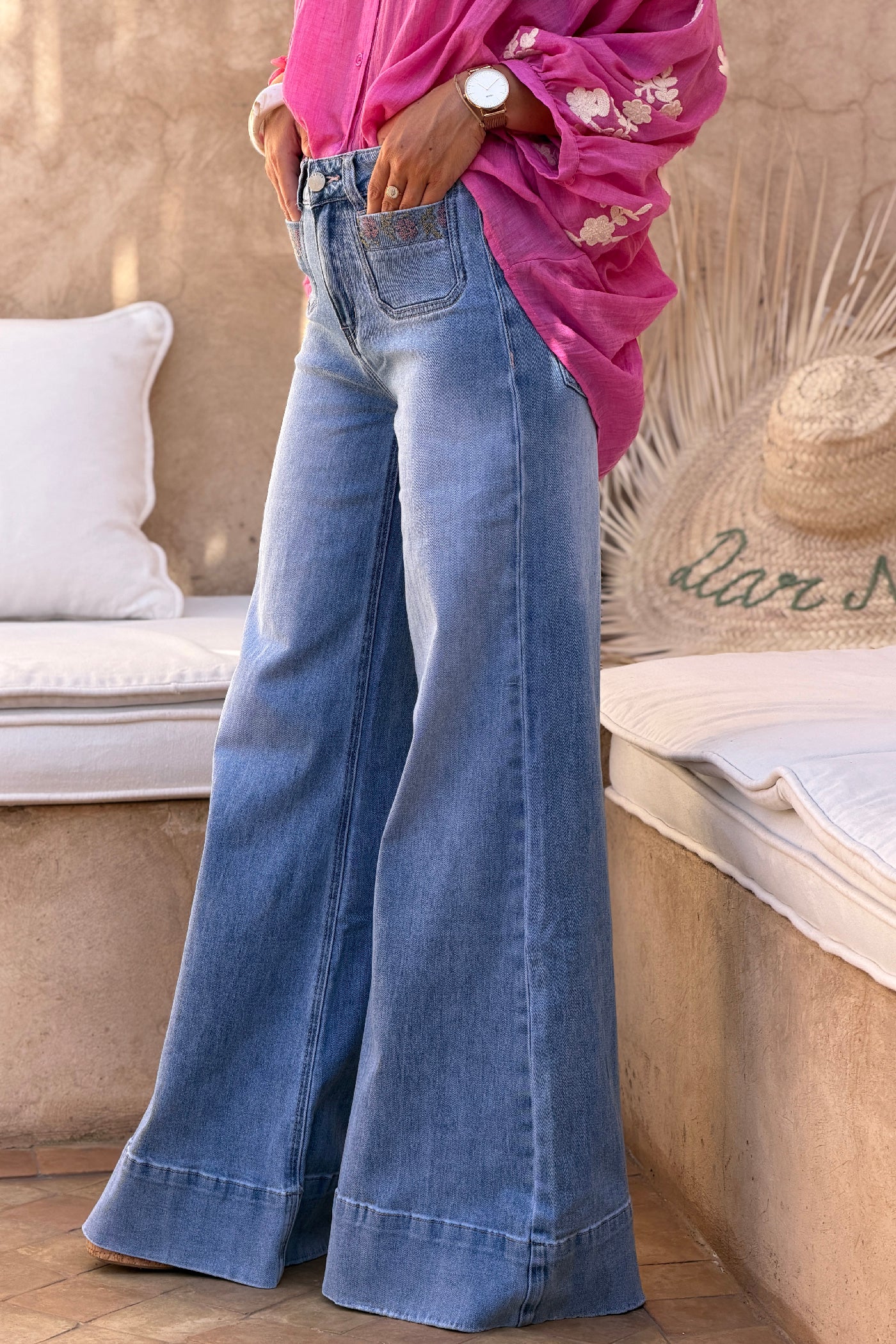 Jean délavé coupe wide leg à poches plaquées avec broderie fleurs
