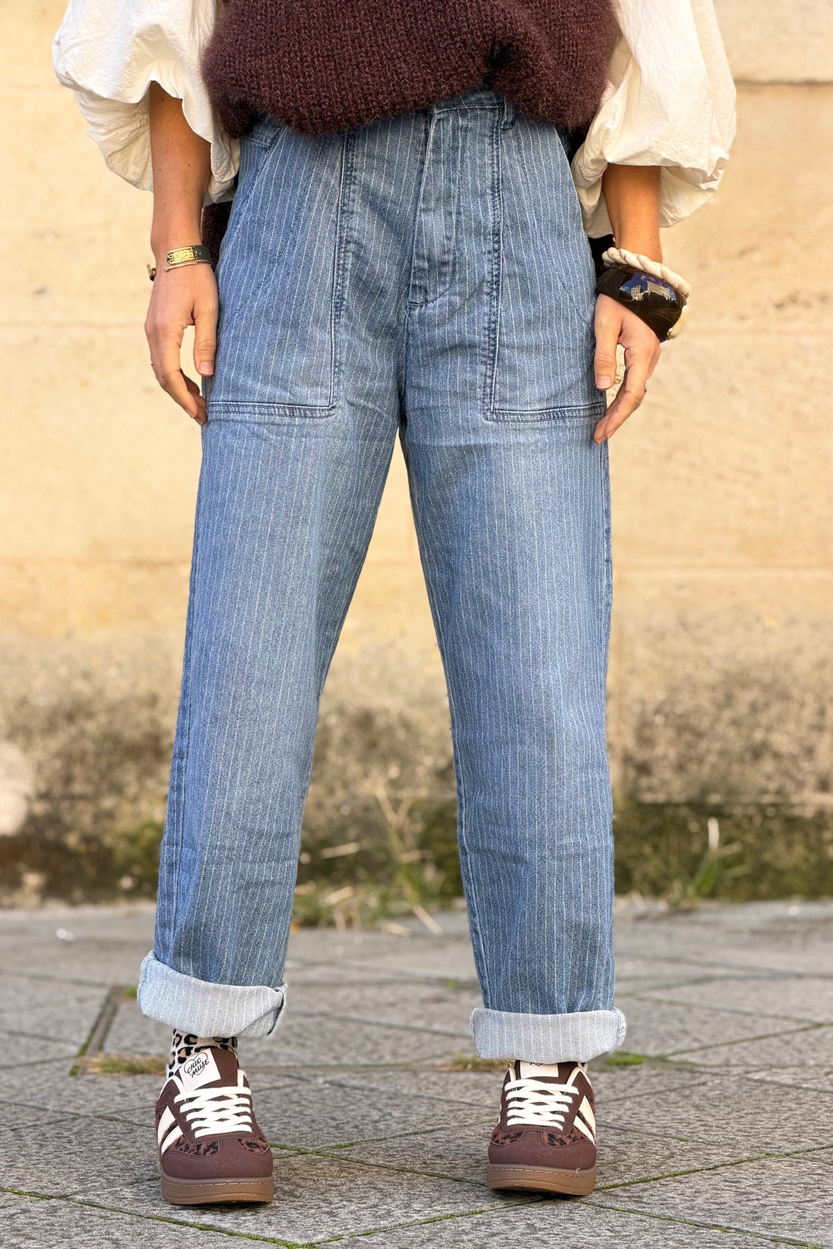 Jean délavé détail rayures fines multicolores poches plaquées